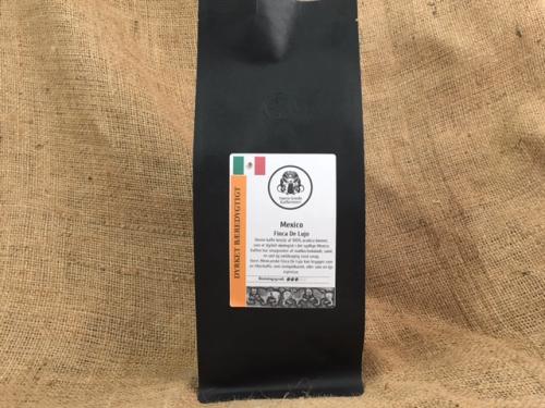 Denne kaffe består af 100% arabica bønner, som er dyrket bæredygtigt i det sydlige Mexico.
Kaffen har smagsnoter af mælkechokolade, samt en sød og nøddeagtig rund smag.