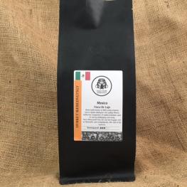Denne kaffe består af 100% arabica bønner, som er dyrket økologisk i det sydlige Mexico.
Kaffen har smagsnoter af mælkechokolade, samt en sød og nøddeagtig rund smag.