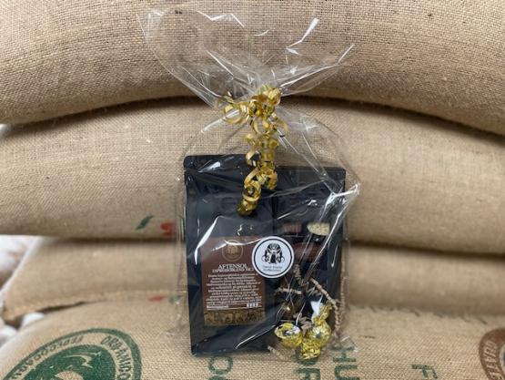 Gavepose med kaffe og chokolade
en lille gave